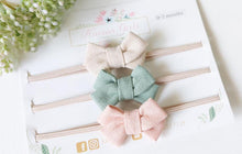 Load image into Gallery viewer, Kaviar Girl - Trio Bow 0-3 Months
