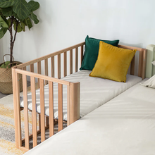 Load image into Gallery viewer, Barnmöbler  Hansel Convertible Crib in Natural Wood
