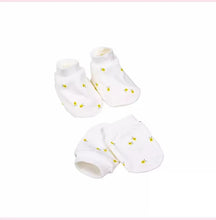 Load image into Gallery viewer, Carter Liebe Mittens with Booties
