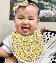 Load image into Gallery viewer, Blooming Wisdom Chic Bib &amp; Bows Set
